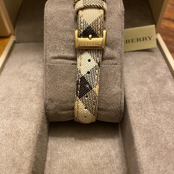 Burberry watch - Picture 4 of 7